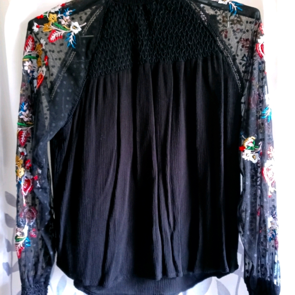 Blouse with embroidered sleeves